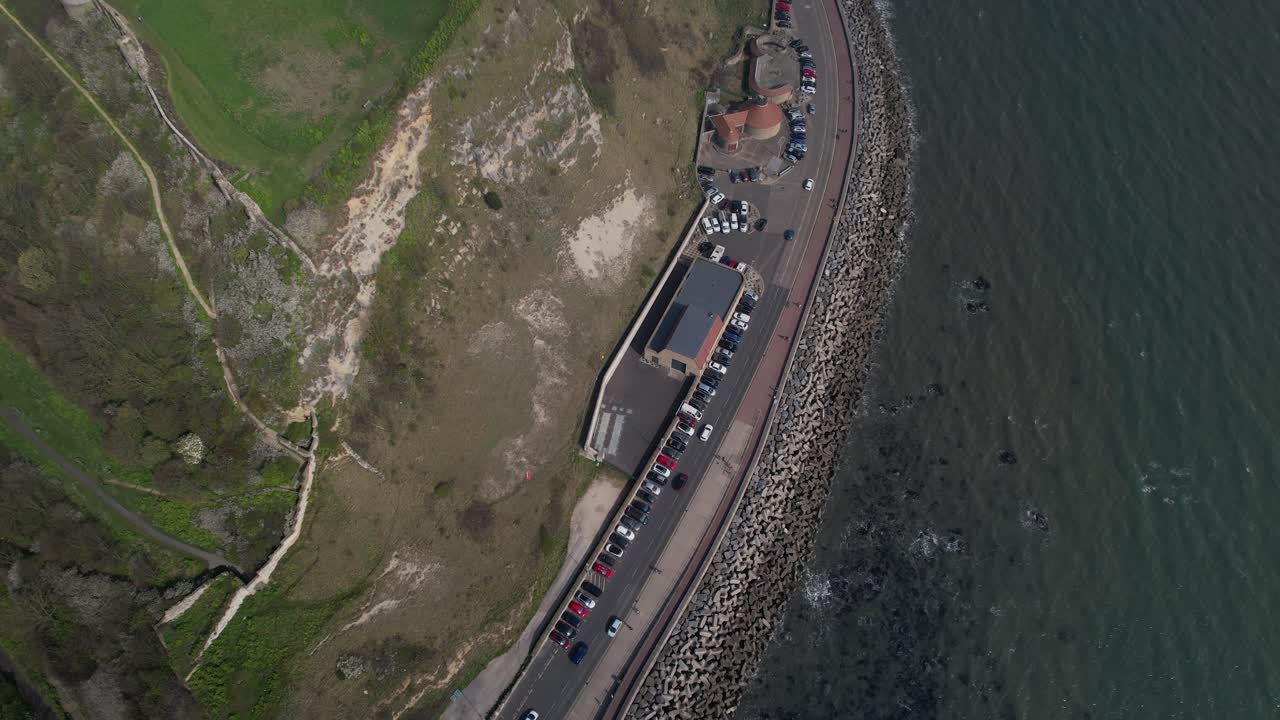 автостоянка вдоль морской дороги в районе скарборо, северный йоркшир, великобритания