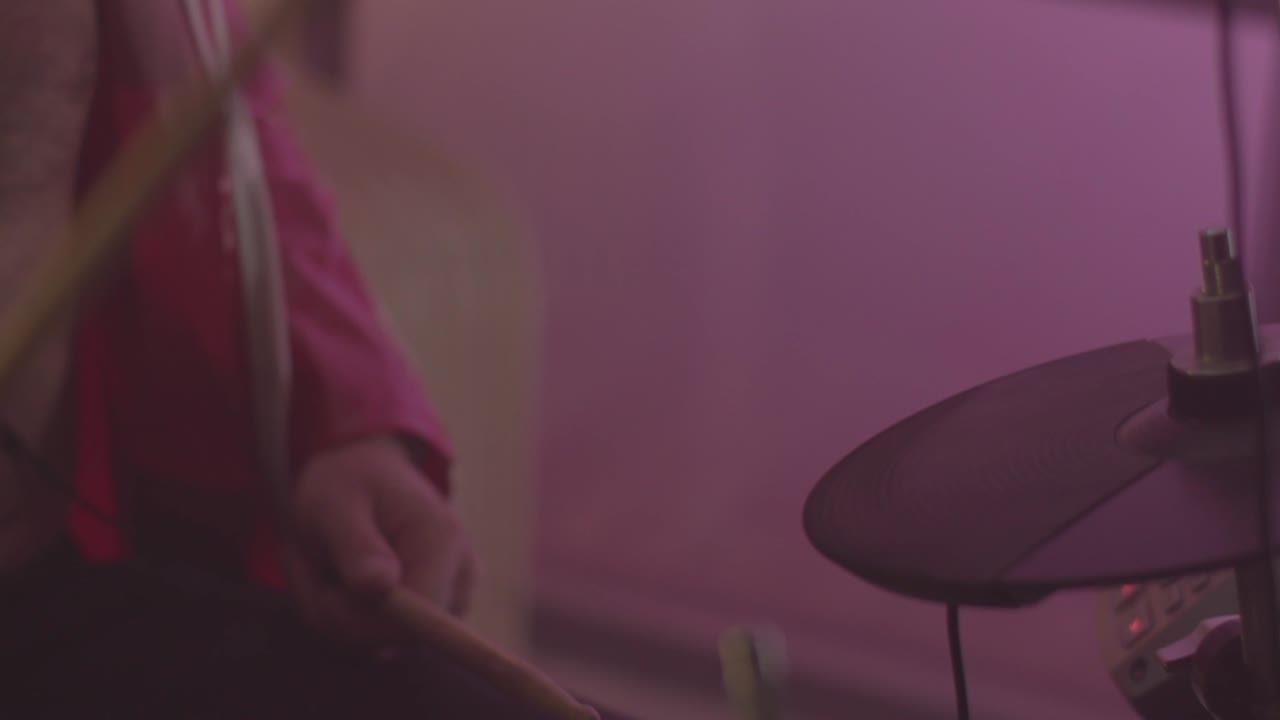 persona que toca la batería electrónica