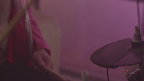 persona que toca la batería electrónica