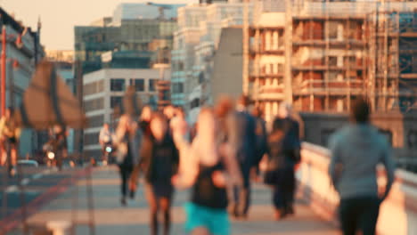 Bokeh,-Ocupado-Y-Gente-En-Un-Puente-De-La-Ciudad