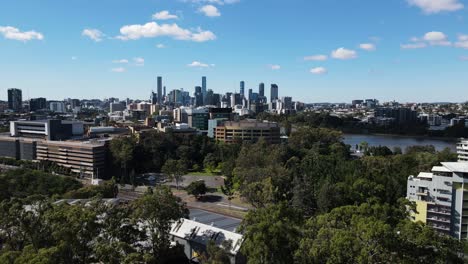 Brisbane-River-winding-its-way-towards-the-towering-city-skyline-of-Brisbane,-State-Capital-of-Queensland