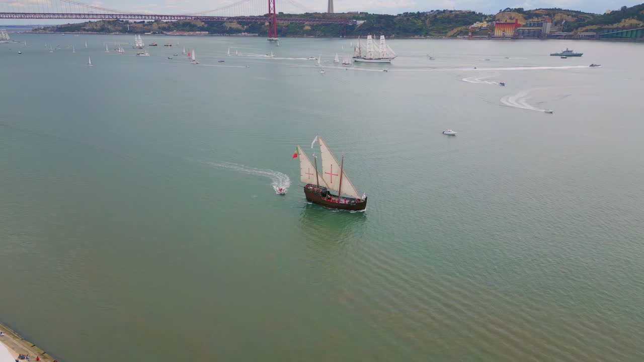 панорамный вид на лодки, плавающие на реке в лиссабоне.