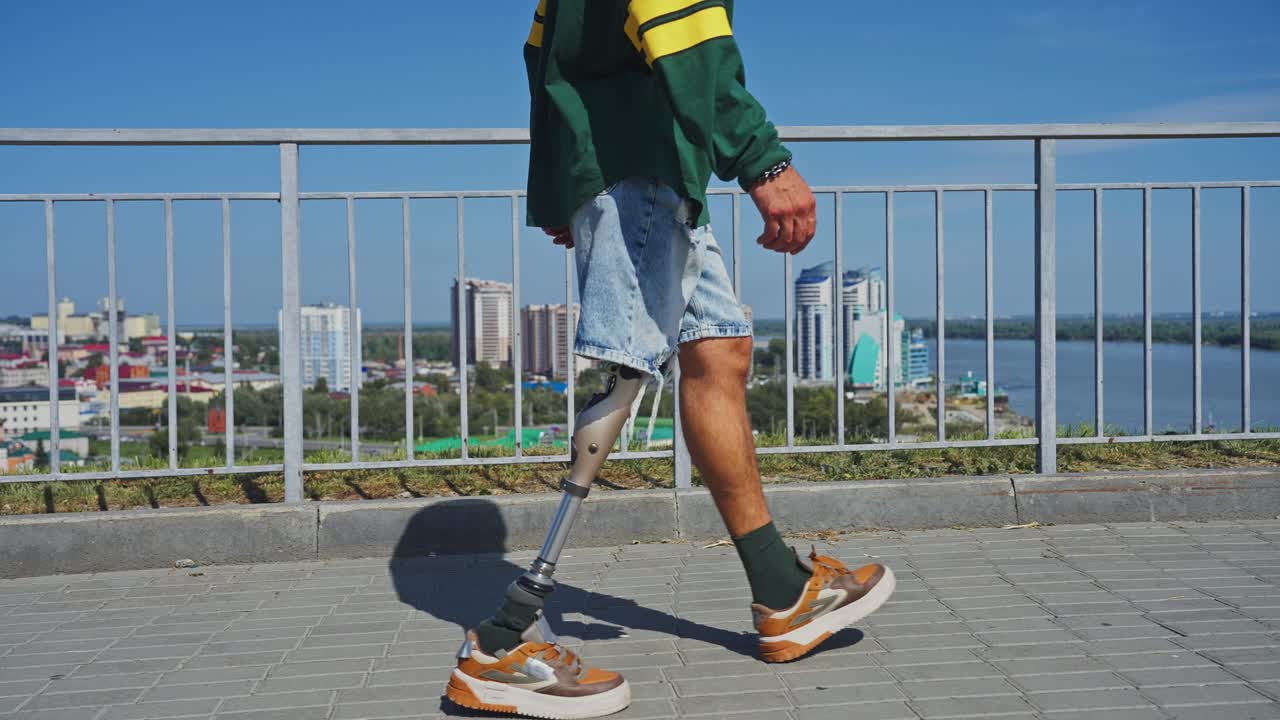 Person with prosthetic leg walking in a city