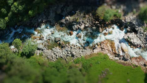 Gebirgsfluss-Rauscht-Durch-Die-Tiefe-Felsige-Schlucht