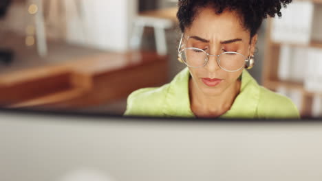 Black-woman,-computer-reading