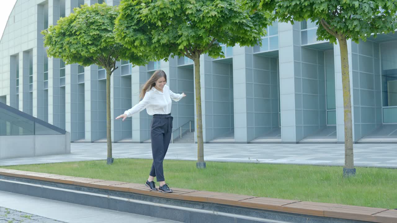 hermosa joven europea del este celebrando buenas noticias cerca de la oficina equilibrándose en la acera - 4k footage