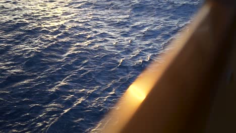 olas oceánicas al amanecer o al atardecer desde un barco