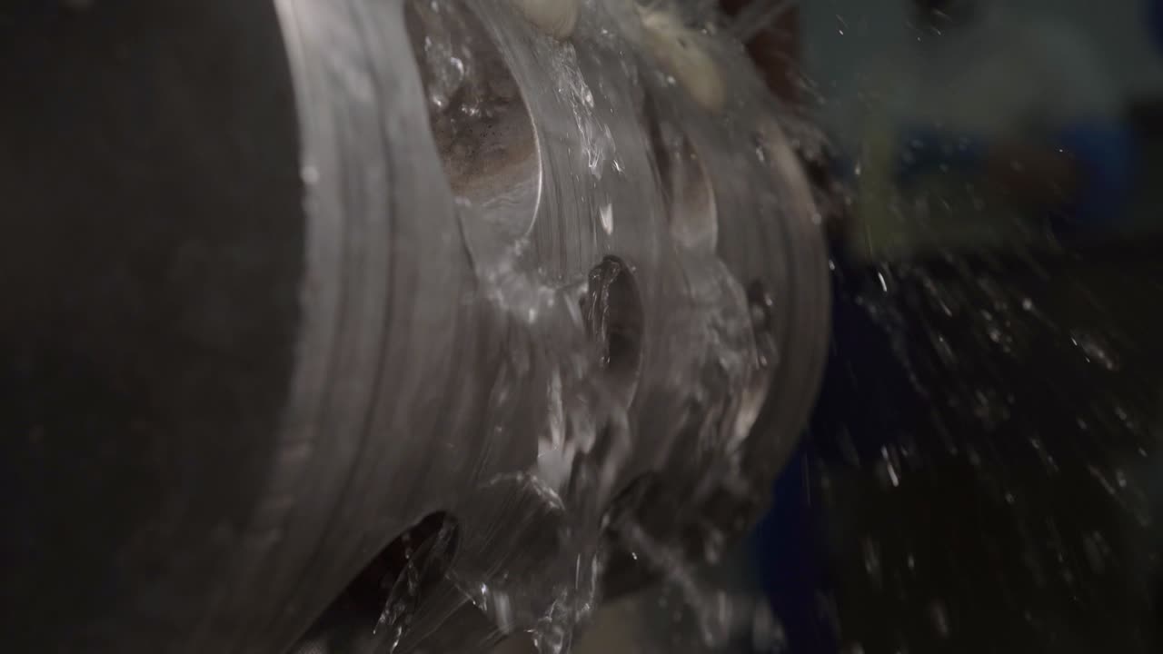 모차라 치즈를 위한 금속 드럼 모드는 물을 컨테이너로 압축하여 회전합니다.