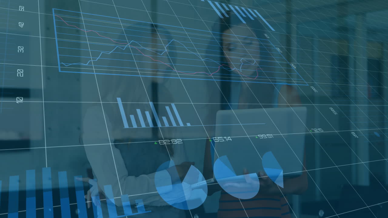 animación del procesamiento de datos financieros sobre diversos colegas que discuten el trabajo en la oficina
