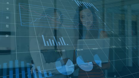 animación del procesamiento de datos financieros sobre diversos colegas que discuten el trabajo en la oficina
