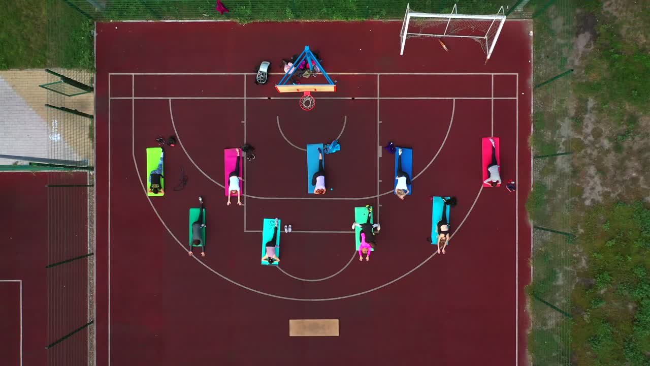 농구장 에 있는 피트니스 수업 의 공중 풍경