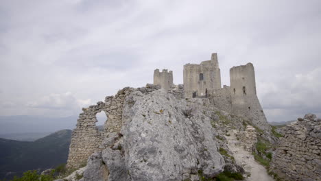 Panorámica-Del-Castillo-Medieval-De-La-Fortaleza-De-Calascio,-Una-Pequeña-Ciudad-De-Abruzzo