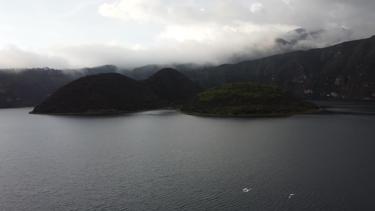 에콰도르 라구나 데 쿠이코차에서 새들과 함께 날기