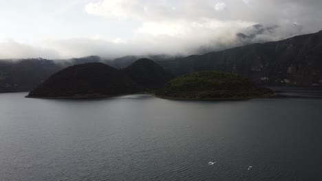 volando con los pájaros en la laguna de cuicocha, ecuador