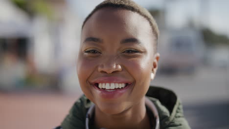 Nahaufnahme-Eines-Porträts-Einer-Jungen,-Schönen-Afroamerikanischen-Frau,-Die-Glücklich-Lächelt-Und-Am-Lebhaften-Städtischen-Strand-Den-Sommer-Genießt