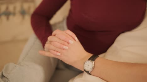 una pareja enamorada está pasando tiempo en casa.