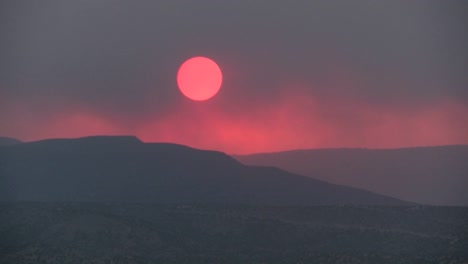 Zeitrafferaufnahme,-Während-Die-Sonne-Hinter-Einem-Rauchroten-Horizont-Untergeht