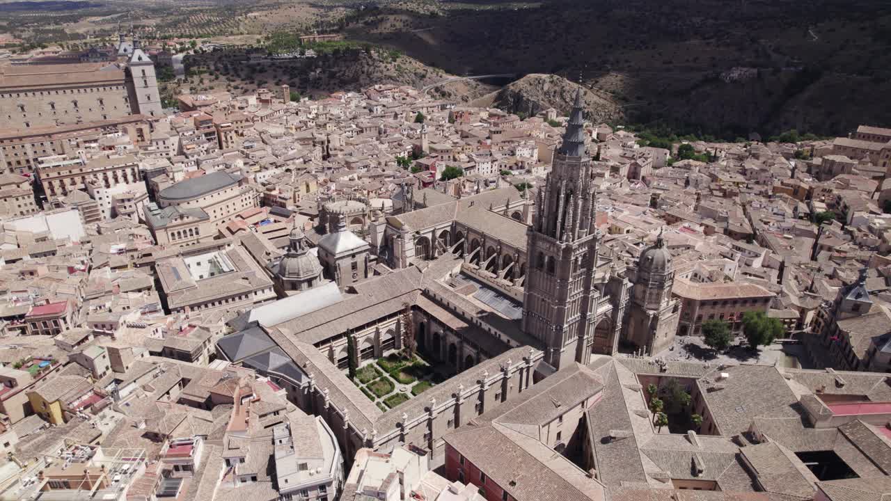 스페인의 톨레도 대성당 주위를 공전하는 웅장한 항공기, 역사적인 랜드마크