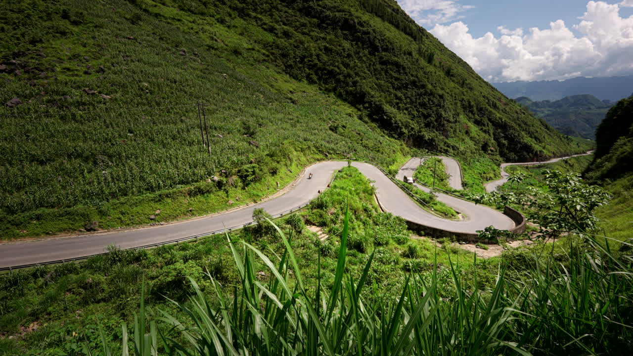 vehículos en la sinuosa carretera del paso de montaña en el bucle de ha giang, paso de tham ma