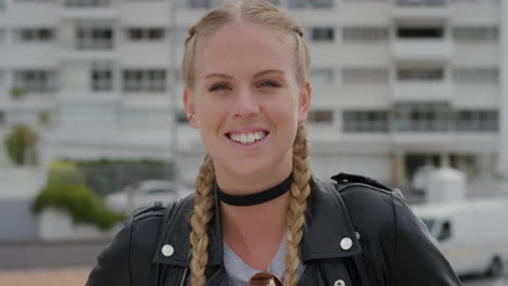 Retrato-Atractiva-Joven-Rubia-Riéndose-Disfrutando-De-Un-Estilo-De-Vida-Independiente-En-La-Ciudad-Usando-Una-Elegante-Chaqueta-De-Cuero-Mujer-Urbana-En-Cámara-Lenta