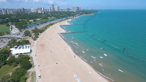 Imágenes-Aéreas-Del-Horizonte-De-La-Playa-De-La-Avenida-Norte-Del-Centro-De-Chicago-En-Un-Agradable-Día-De-Verano