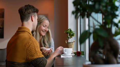 Pareja-Joven-Interactuando-Entre-Sí-En-La-Cafetería-4k