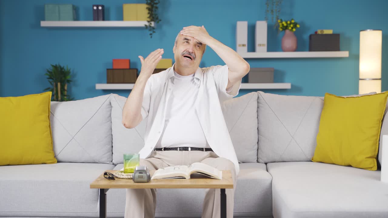 고열을  ⁇ 고 있는 병든 노인.