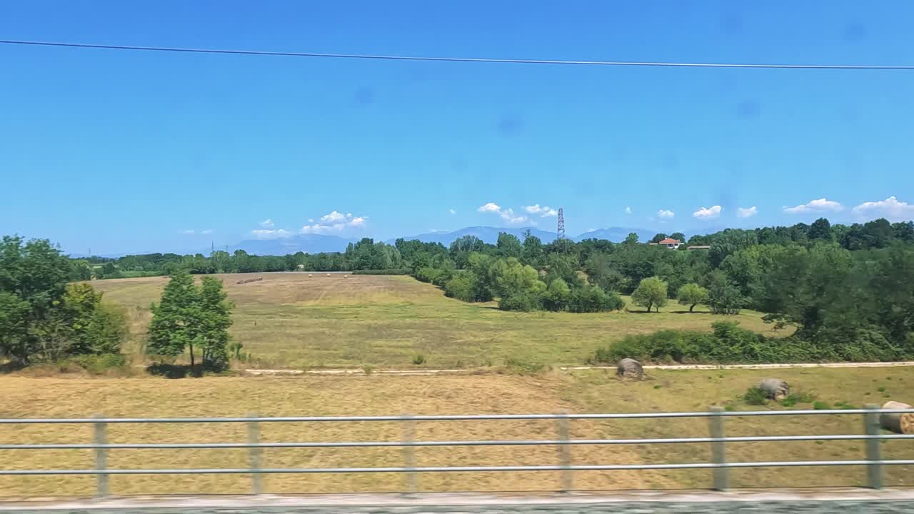 열차 에서 볼 수 있는 울창 한 풍경 과