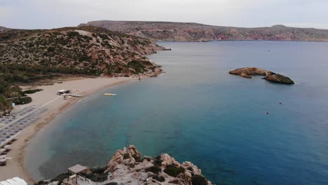 imágenes de drones en una playa en grecia