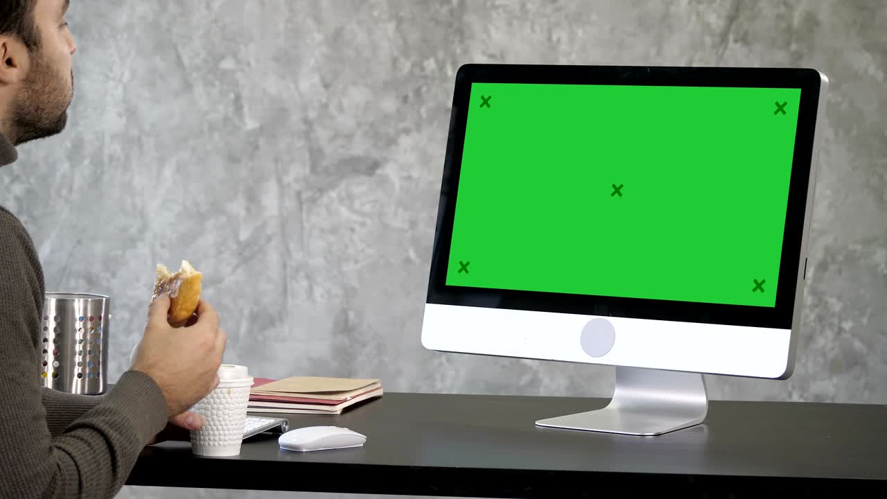 un hombre de negocios ocupado almorzando tarde comiendo un sándwich en la oficina trabajando.