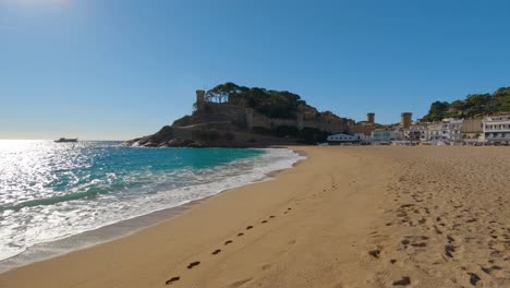 Video-4k-Del-Pueblo-Pesquero-De-Tossa-De-Mar-En-La-Costa-Brava-De-Gerona-Cerca-De-Barcelona-España-Turismo-Medieval-Europeo-Playa-De-Agua-Azul-Turquesa