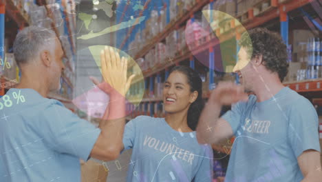 animación de estadísticas y procesamiento de datos sobre voluntarios sonrientes que trabajan en el almacén