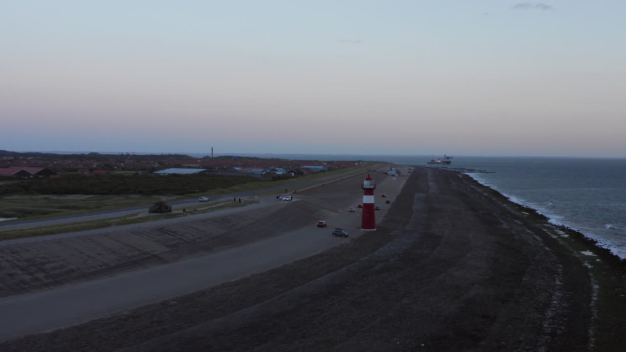 faro en westkapelle después del atardecer. toma aerea