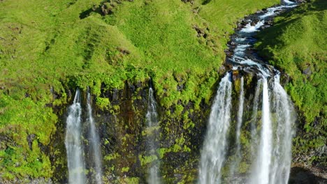 Die-Kaskaden-Von-Steilen-Felsbergen-Bei-Seljalandsfoss,-Südküste-Von-Island