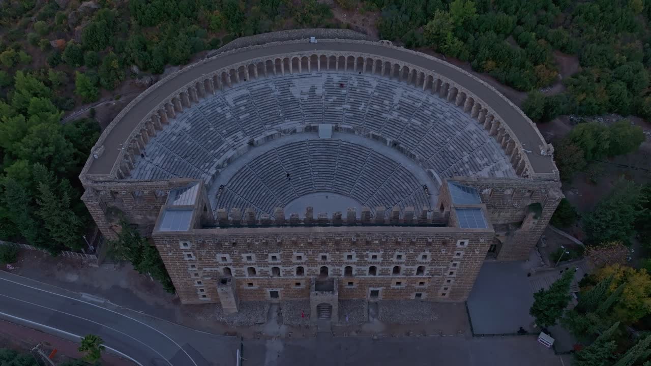 Panorama crepuscolare dell'anfiteatro di Aspendos contro un orizzonte arancione