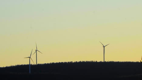 turbinas generadoras de energía eólica, en una tarde soleada, en hoga kusten, vasternorrland, suecia