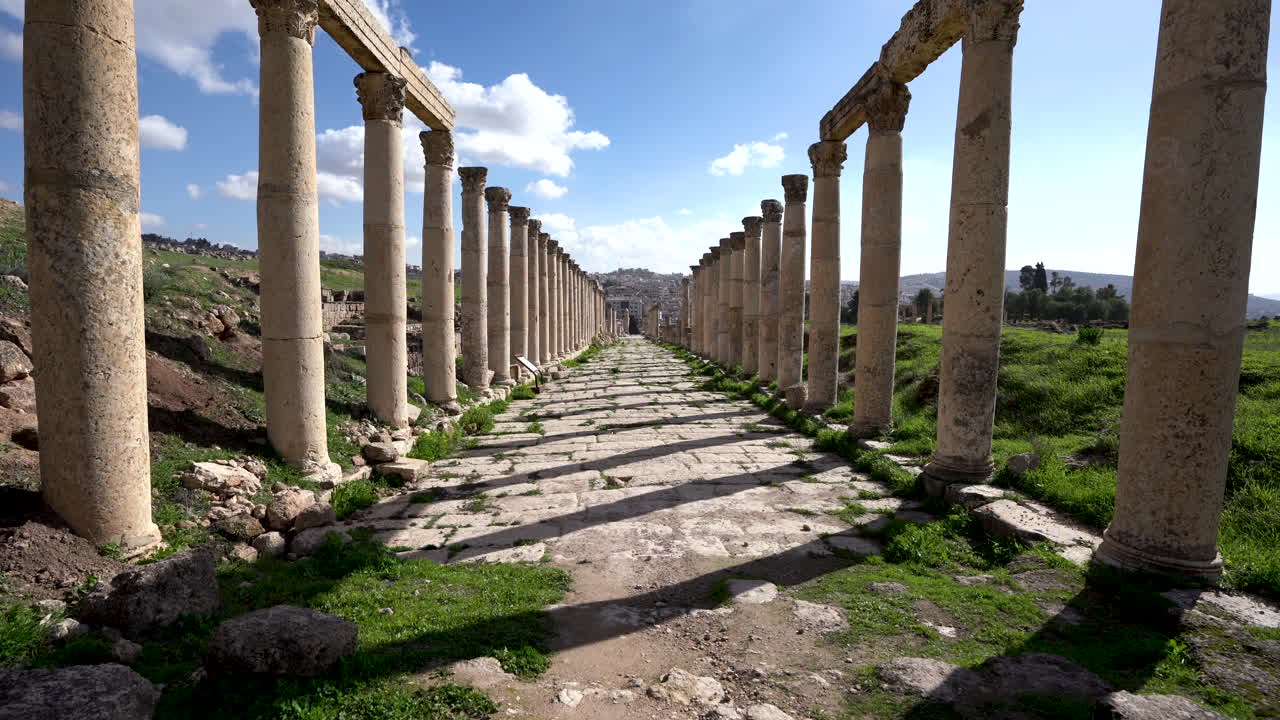 un largo camino recto de piedra de pilares corintios bien conservados en ruinas romanas en jerash