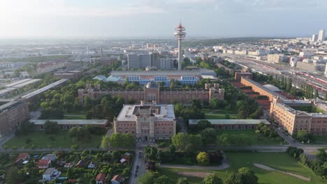 drone panorámica de la torre de telecomunicaciones en viena, austria