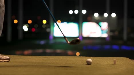 practicando el swing de golf por la noche en bangkok