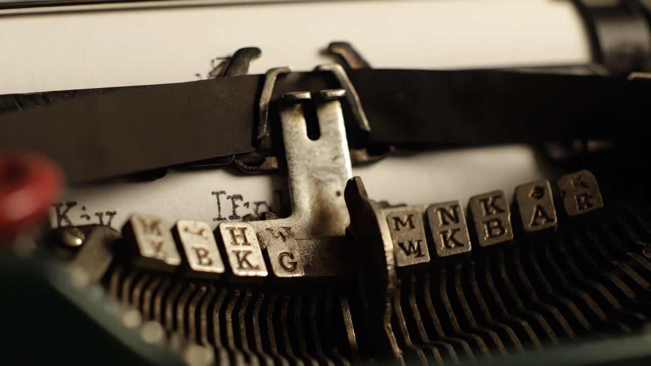 primer plano de una máquina de escribir antigua