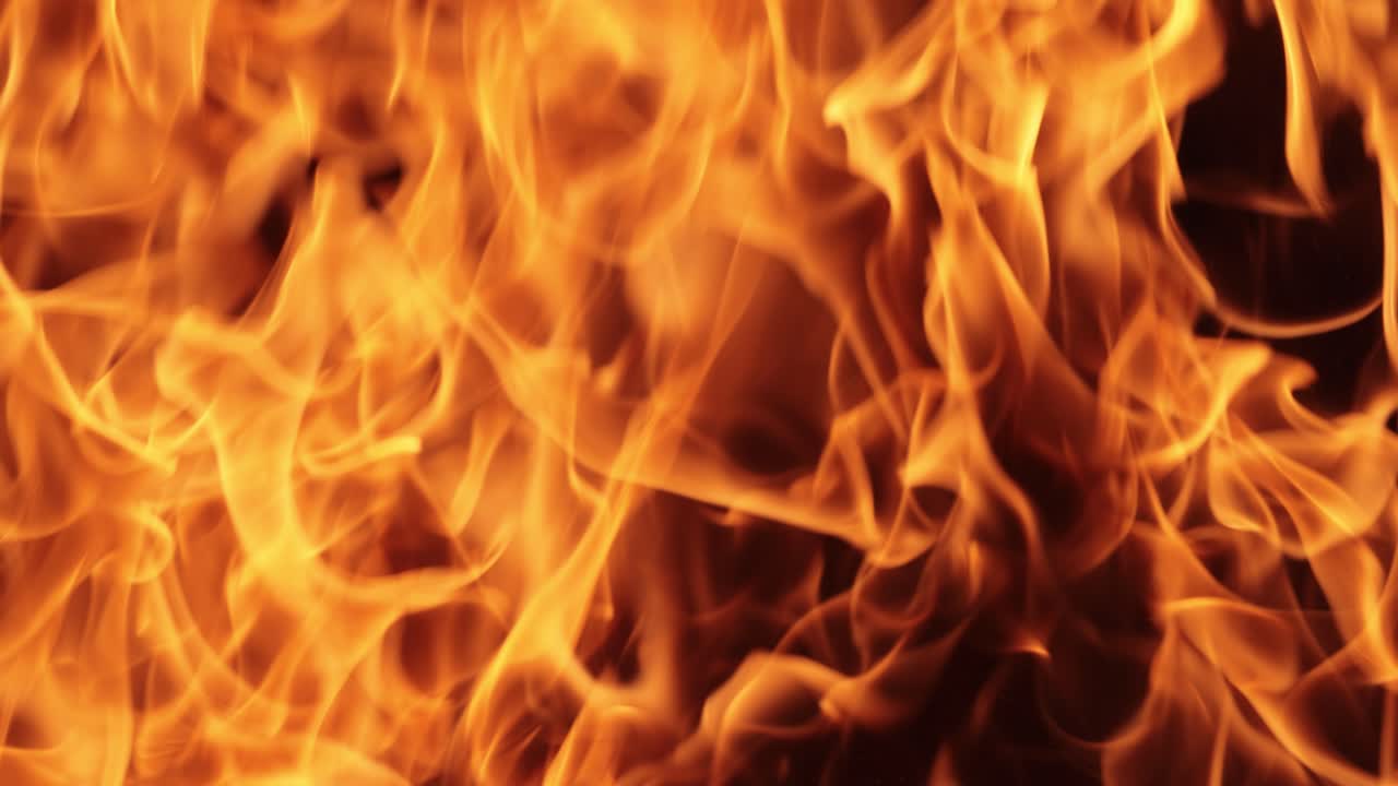 llamas de fuego sobre fondo negro en cámara lenta