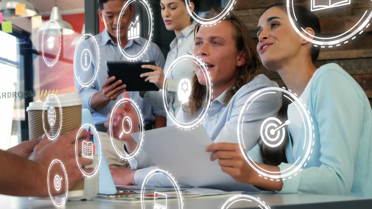 animación de iconos digitales procesamiento de datos sobre diversas personas de negocios en la oficina