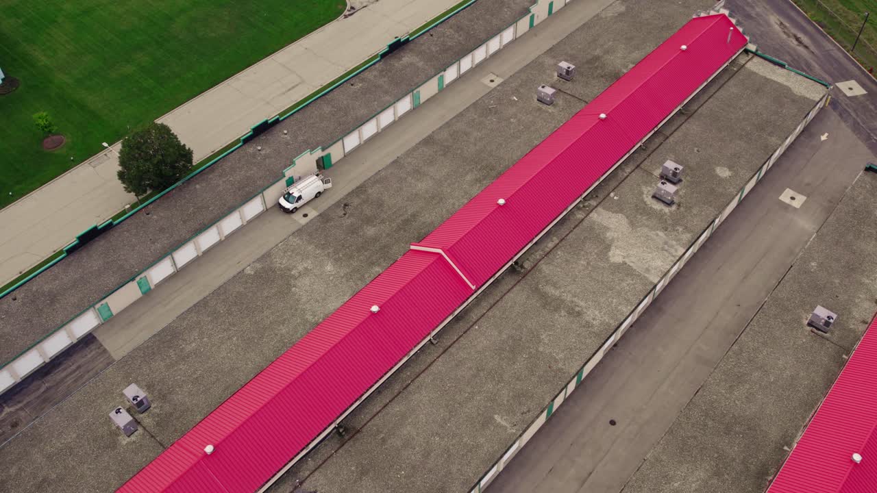 개인 소지품, 물품 또는 다양한 크기의 물건을 보관하기 위해 설계된 임대 보관 단위의 공중 전망, 다양한 종류의 물건을 수용 할 수있는 유연성을 제공합니다.