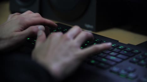 escribir rápido en un teclado mecánico negro y verde, codificar programación edición