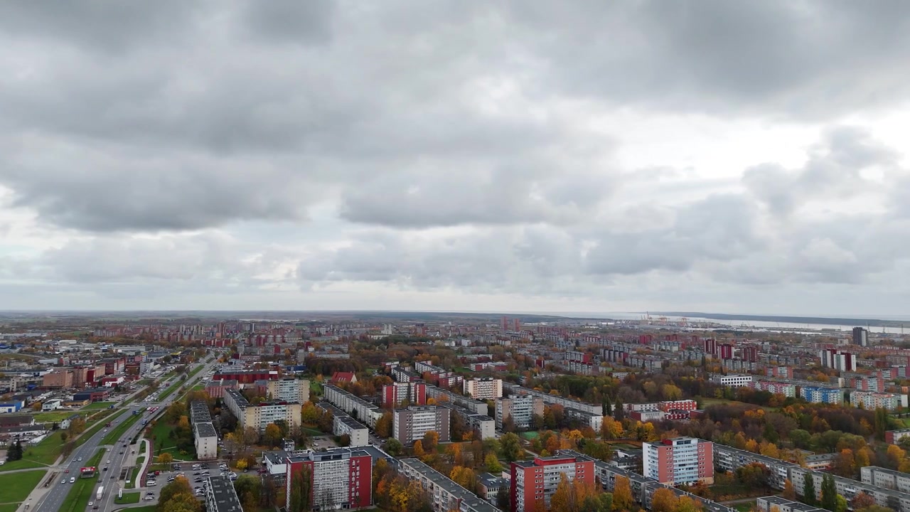 Luftfoto på en overskyet dag af Klaipedas skyline i Litauen med efterårsfarver og bygninger fra sovjettiden.