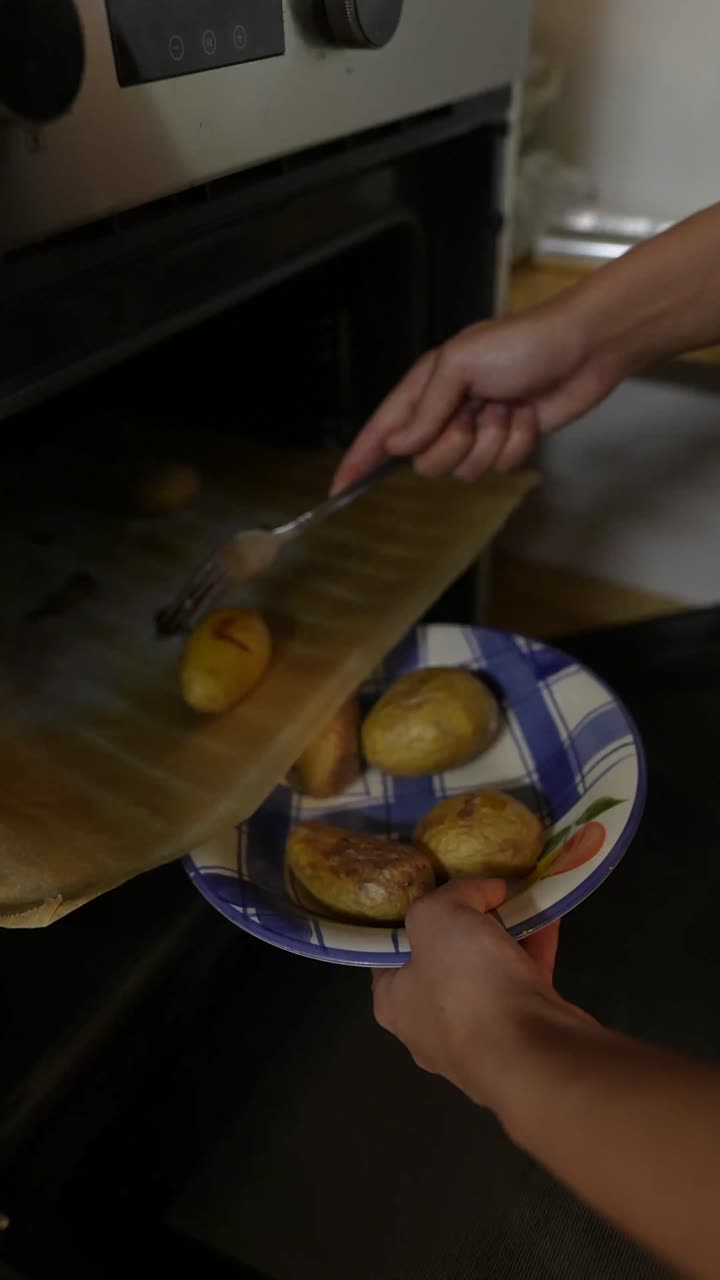 patatas al horno siendo retiradas del horno