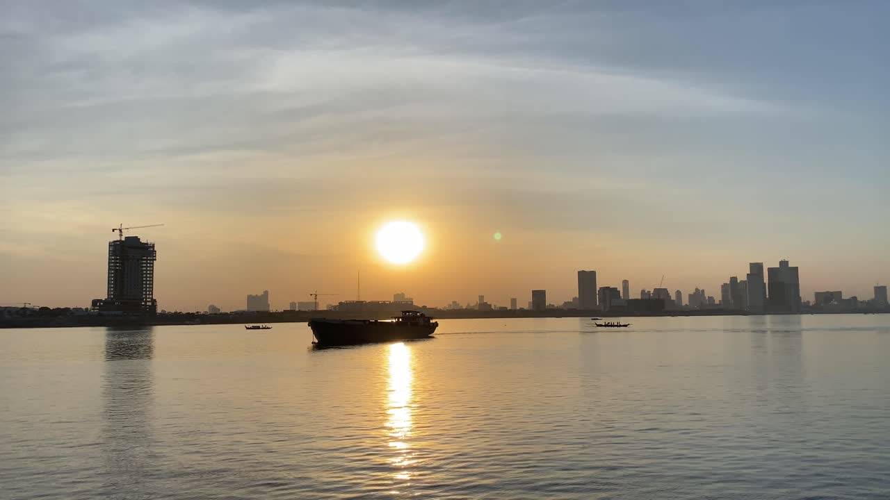 Alba sulla capitale della Cambogia, skyline di Phnom Penh, Sud-est asiatico, fiume Mekong