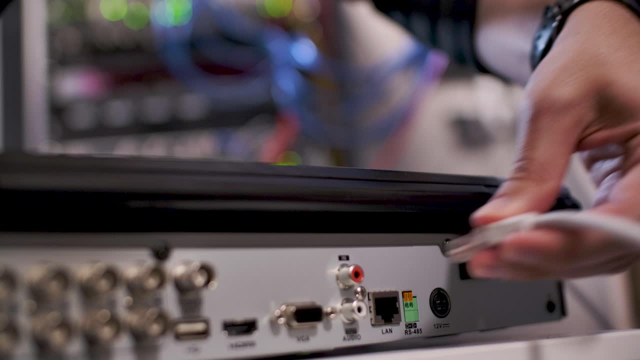 mano masculina conectando el cable ethernet al puerto lan