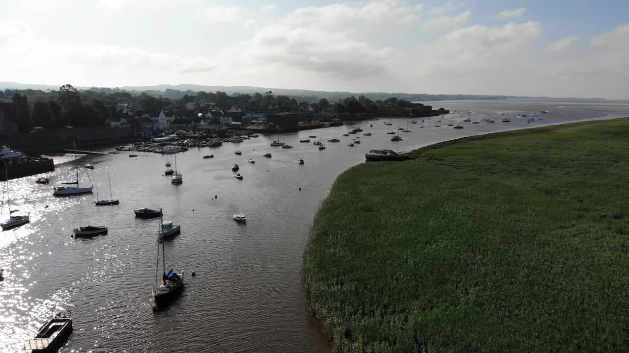 vista aérea escénica de veleros anclados en el río exe junto a campos verdes y canal de exeter