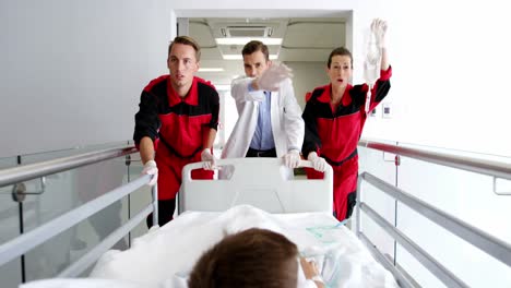 Médico-Y-Paramédicos-Apresurando-A-Un-Paciente-En-Emergencia.